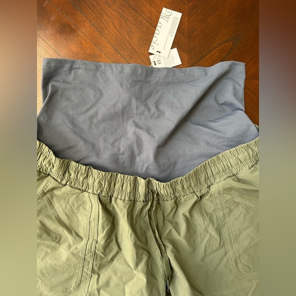 NEW MAACIE maternity Women's Olive Green Shorts SIZE 2XL - Picture 2 of 4